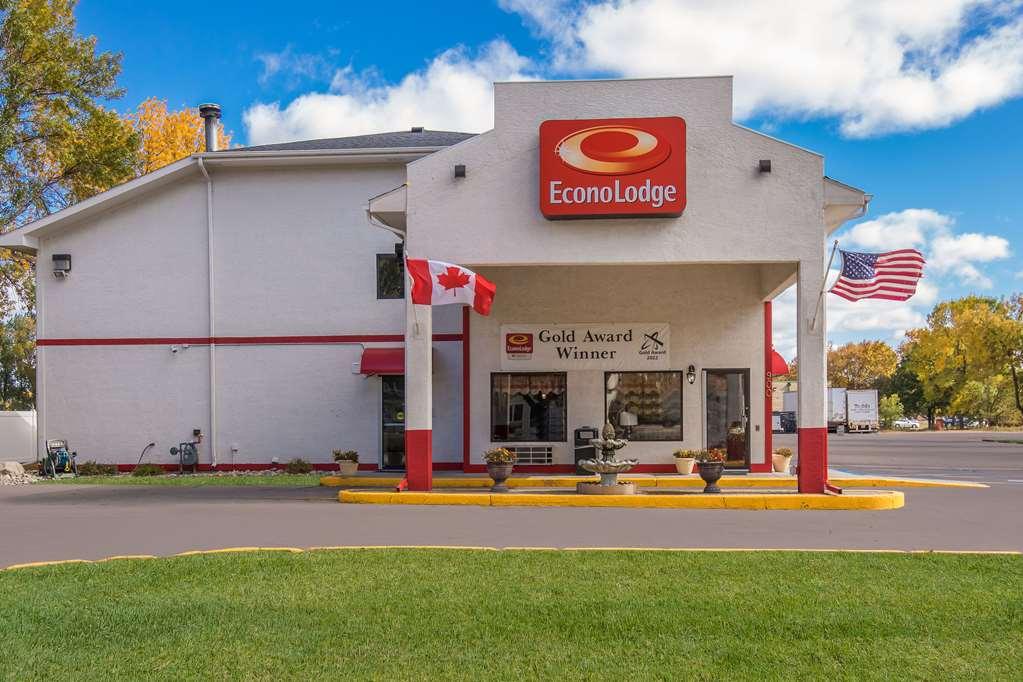Econo Lodge Grand Forks Exterior photo